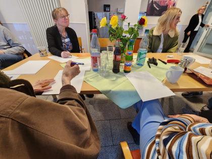 Die Vorstellungsrunde vor der Vergissmeinnicht-Pflanzaktion