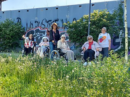 An der schönen Blumenwiese rasten wir kurz.