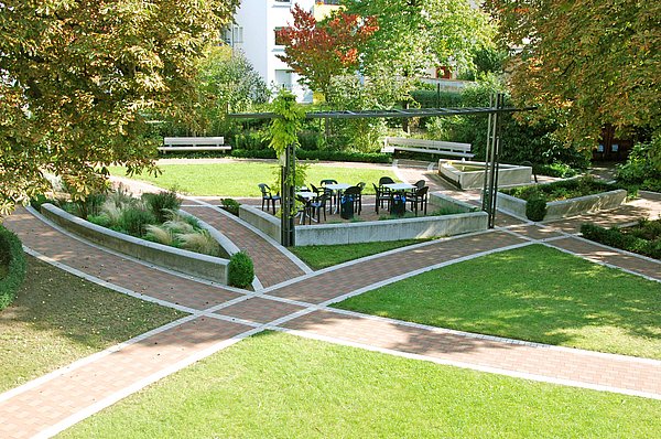 Barrierefrei gestalteter Garten  mit Sitzgelegenheiten